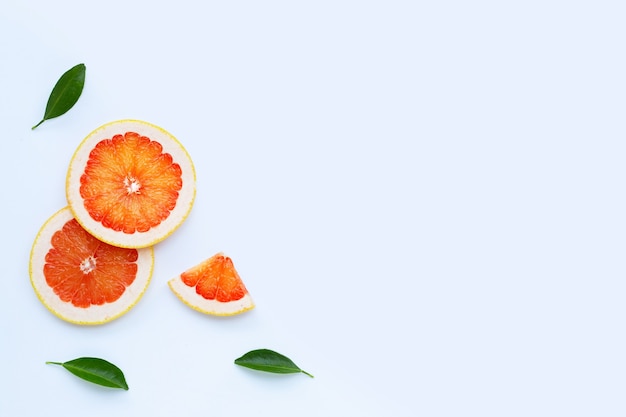 Hoge vitamine C. Sappige grapefruitplakken op witte muur.