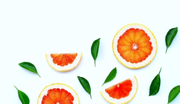 Hoge vitamine C Sappige grapefruitschijfjes op wit