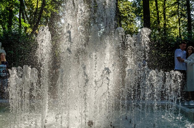 Hoge waterstralen in de fontein in het park.