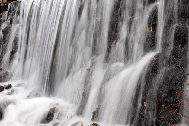 Hoge waterval in ongerepte natuur