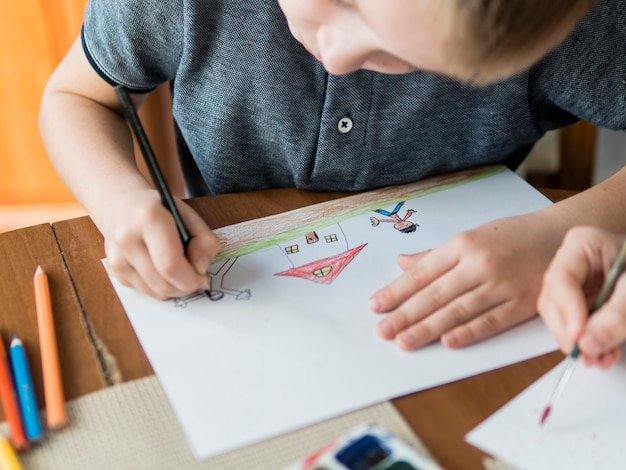 Foto hoge weergave kind tekenen voor zijn vader