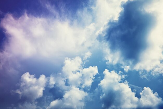 Hoge wolken in de zomerlucht Hemelachtergrond Meteorologische waarnemingen van de lucht