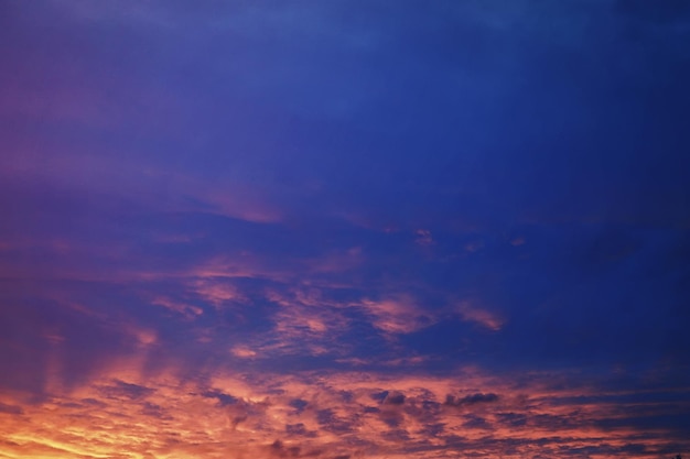 Hoge wolken in de zomerlucht Hemelachtergrond Meteorologische waarnemingen van de lucht