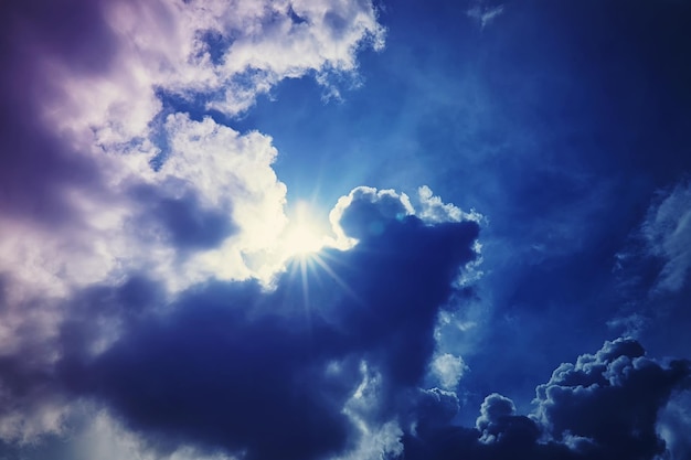 Hoge wolken in de zomerlucht Hemelachtergrond Meteorologische waarnemingen van de lucht