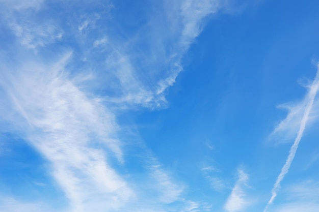 Hoge wolken in de zomerlucht Hemelachtergrond Meteorologische waarnemingen van de lucht