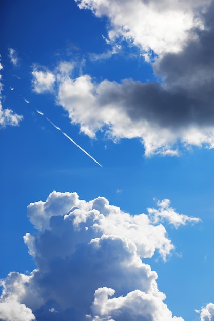 Hoge wolken in de zomerlucht Hemelachtergrond Meteorologische waarnemingen van de lucht