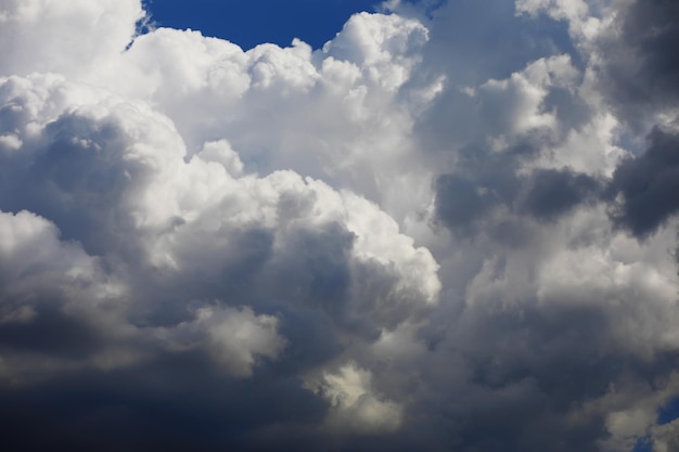 Hoge wolken in de zomerlucht Hemelachtergrond Meteorologische waarnemingen van de lucht