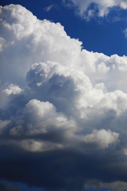 Hoge wolken in de zomerlucht Hemelachtergrond Meteorologische waarnemingen van de lucht