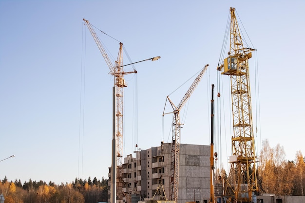 Hoge woningbouw en bouwkranen close-up