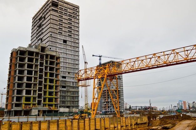 Hoge zware gele metalen ijzeren dragende constructie stationaire industriële krachtige portaal