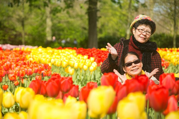 Hoger Aziatisch mensengeluk in Keukenhof-tulpentuin.