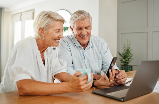 Hoger koppel en online computercommunicatie videogesprek of rekeningen budgetplanning thuis Bejaarde vrouw en man met een gelukkige glimlach die internet en technologie gebruikt voor een financieel plan voor hun pensioen