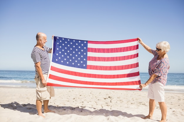 Hoger paar dat Amerikaanse vlag samen houdt