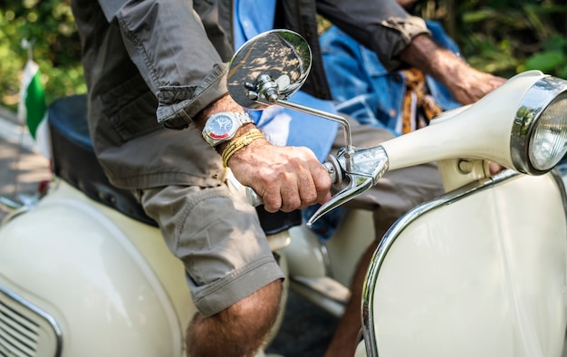 Hoger paar dat een klassieke autoped berijdt