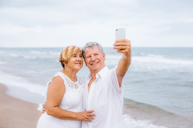 Hoger paar dat een selfie maakt