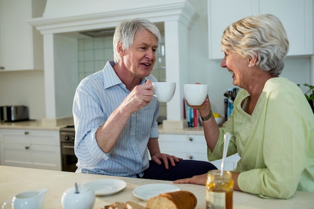 Hoger paar dat koffie heeft bij eettafel