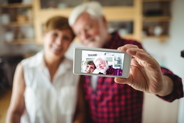 Hoger paar dat op een beeld op mobiele telefoon klikt