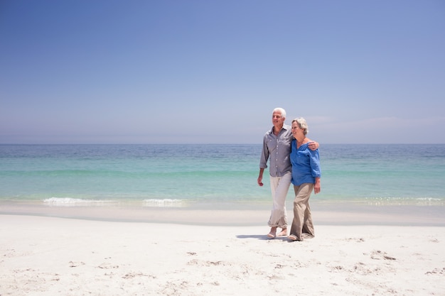 Hoger paar dat op het strand loopt