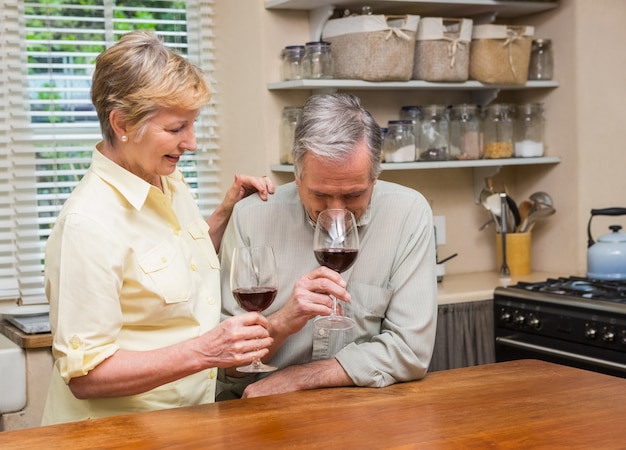 Hoger paar dat rode wijn drinkt