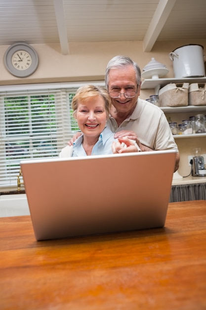 Hoger paar die de laptop samen gebruiken