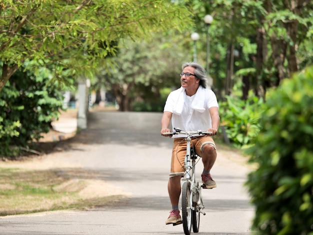 Hoger paar die in park cyling. Gezondheidszorg concept.