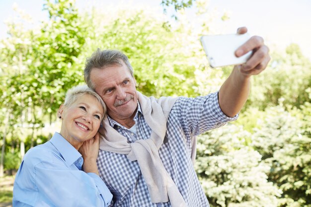 Hoger paar die selfie in park nemen