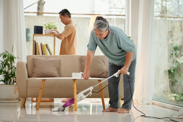 Hoger Paar Huis Samen Schoonmaken
