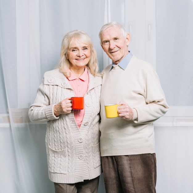 Foto hoger paar met mokken koffie