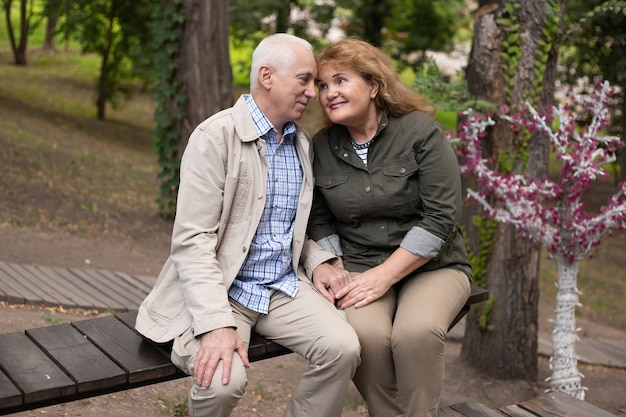 Hoger paar samen in het park