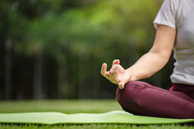 Hogere aziatische vrouw het praktizeren yogaoefening openlucht in de ochtend. senior gezonde levensstijl