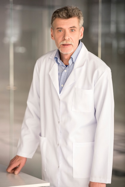 Foto hogere chemieprofessor die zich in laboratorium bevindt.