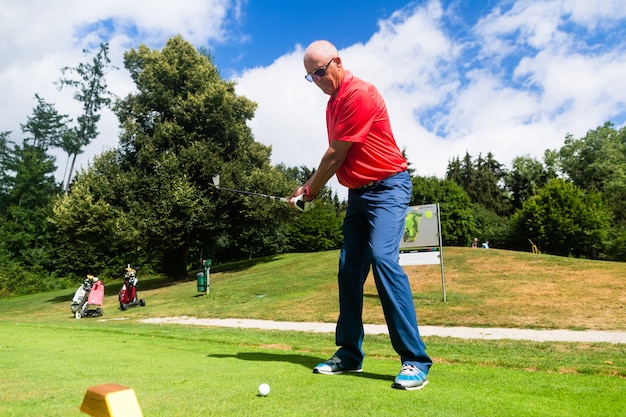 Hogere mens die teenslag op golfcursus doet