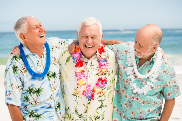 Hogere mensen die zich bij het strand bevinden