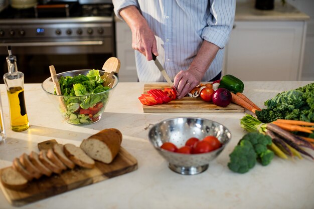 Hogere mensen scherpe groenten voor salade