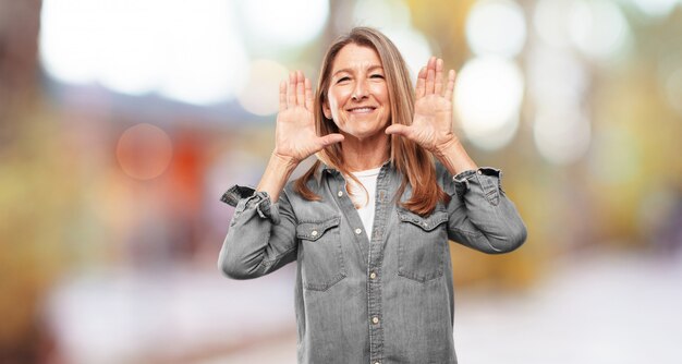 Hogere mooie vrouw die een concep uitdrukt