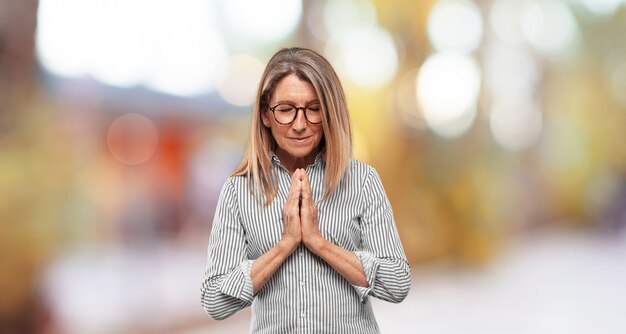 Hogere mooie vrouw die een concep uitdrukt