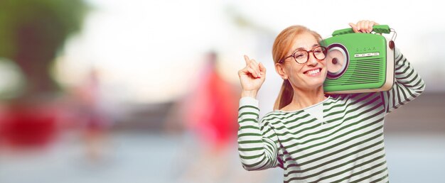 Foto hogere mooie vrouw met een uitstekende radio