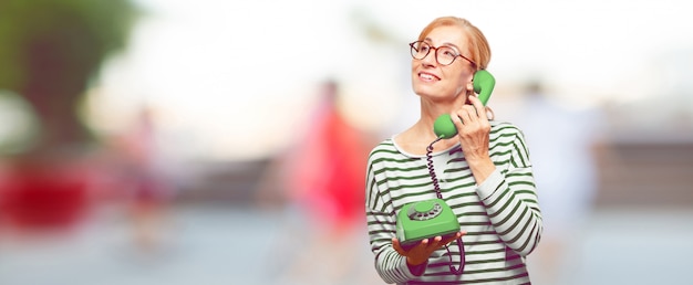 Foto hogere mooie vrouw met een uitstekende telefoon