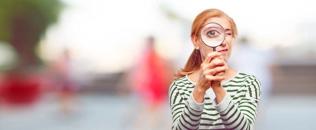 Foto hogere mooie vrouw met een vergrootglas