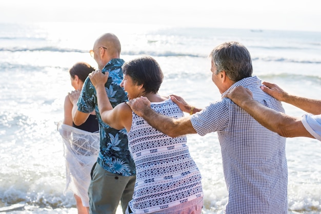 Hogere vrienden die bij het strand spelen