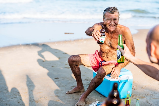 Hogere vrienden die uit op het strand hangen