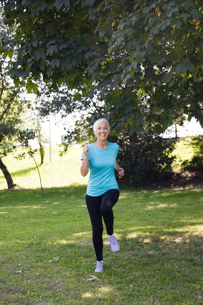 Hogere vrouw die door park aanstoot