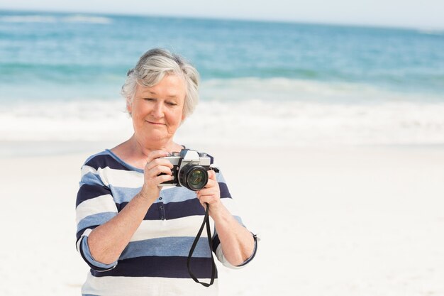 Hogere vrouw die foto neemt