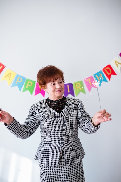 Foto hogere vrouw die haar birthay thuis viert