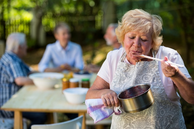 Hogere vrouw die jam voorbereidt