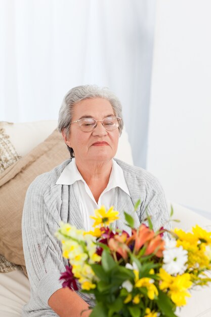 Hogere vrouw met bloemen