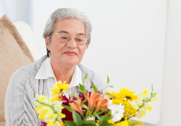 Hogere vrouw met bloemen