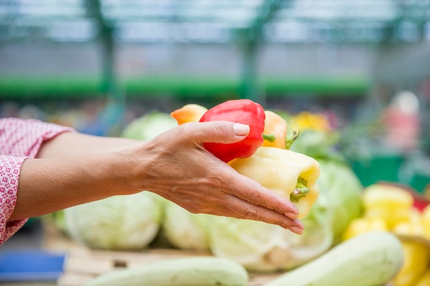 Hogere vrouw op groene markt