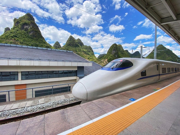 Foto hogesnelheidsspoorwegstation in yangshuo guilin