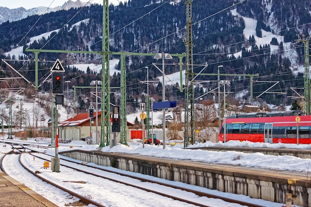 Hogesnelheidstrein op het treinstation van Garmisch-Partenkirchen, Duitsland.